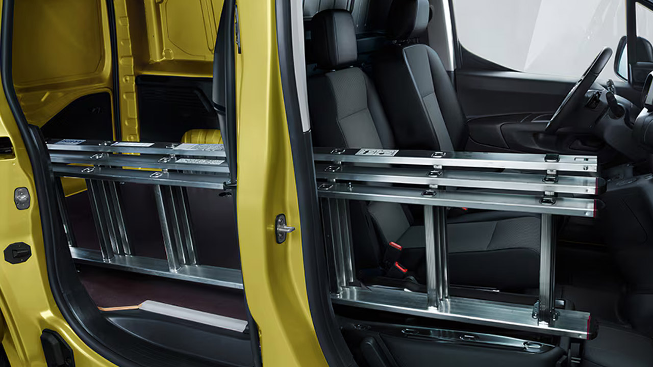 Opel Combo Van - Preprava nákladu - Deliaca priečka s otvorom na dlhý náklad Opel Combo Van